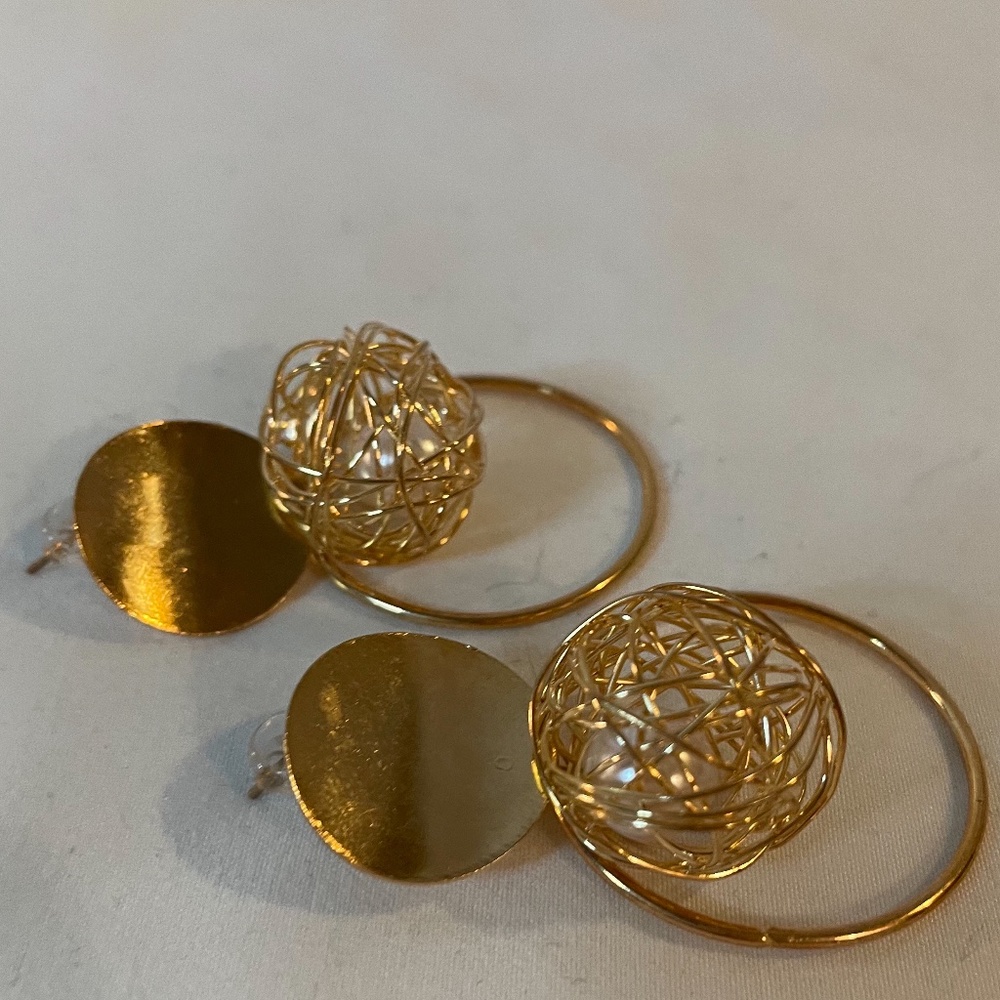 Vintage gold brass dangle earrings w caged pearl!